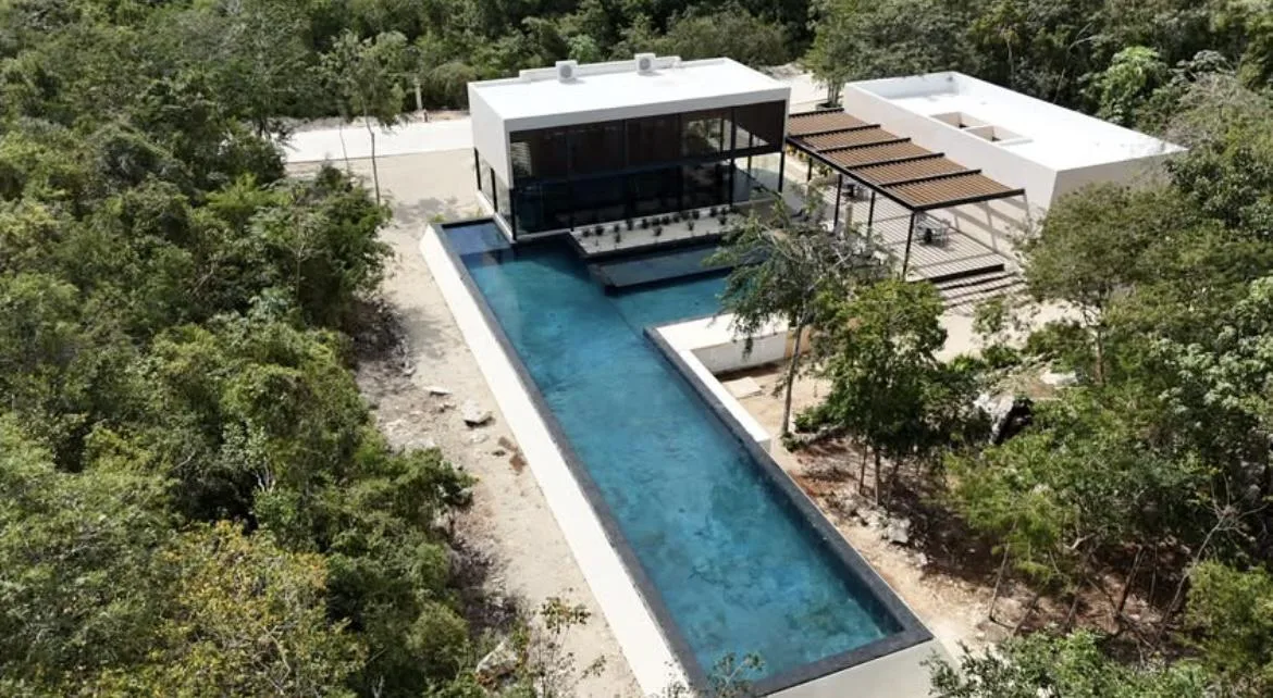 Four-Bedroom House with Private Pool in a Residential Area with Beach Club Access