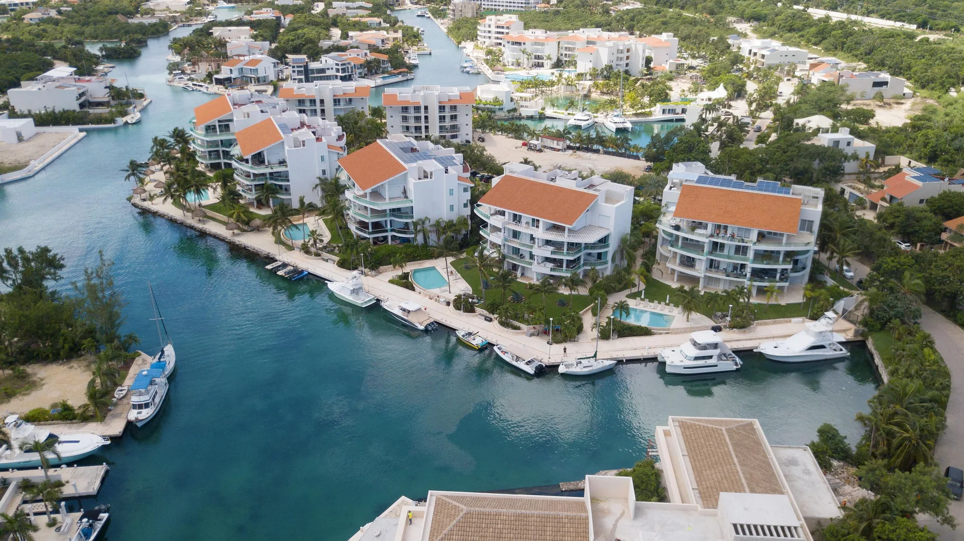 Sea-Front Condominium with Private Jacuzzi in Puerto Aventuras, Riviera Maya