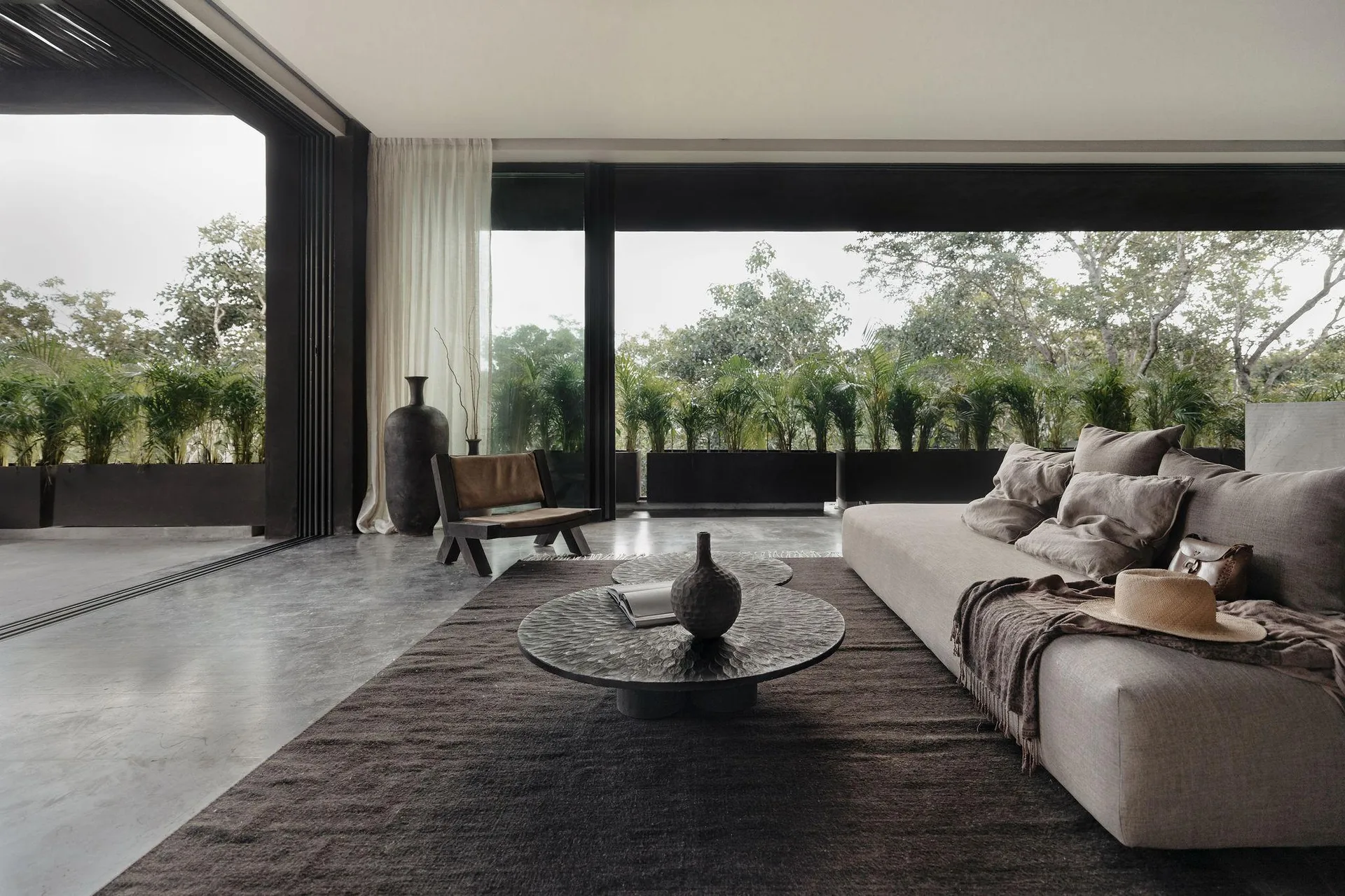 322 m² 3-Bedroom Penthouse with Jungle Privacy and Wabi-Sabi Design