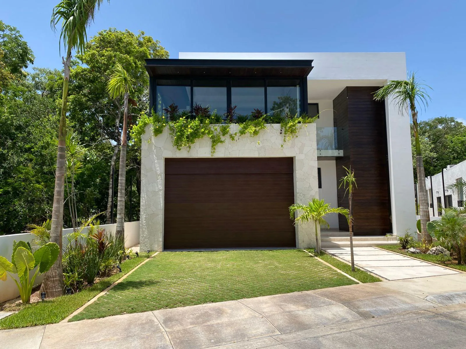 5-Bedroom Residence with High-End Finishes and Private Pool Near Beach and Golf