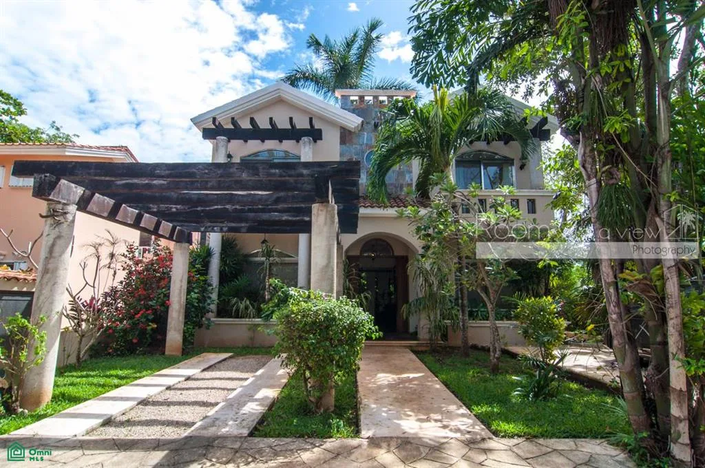 6-Bedroom Two-Story Home with Atrium and Plunge Pool in Puerto Aventuras Resort Community