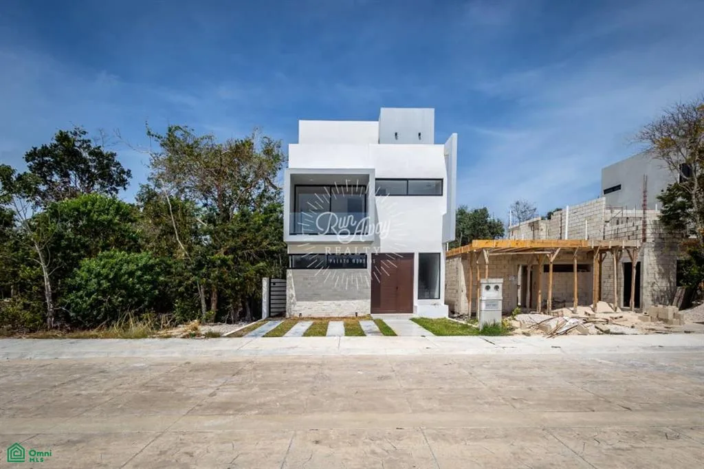 Spacious Modern House with 4 Bedrooms, Open-Concept Design, and Versatile Bonus Room