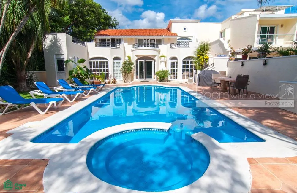4+1 Bedroom Luxury Villa with Rooftop Terrace and Golf Course Views in Puerto Aventuras
