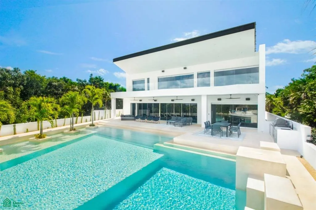 Contemporary Five-Bedroom Villa with Private Dock and Smart Home System in Puerto Aventuras, Riviera Maya