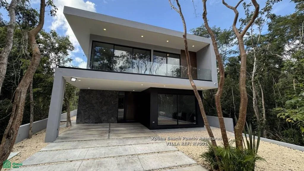 Four-Bedroom House with Private Pool and Green Front in Secure Community near Playa del Carmen