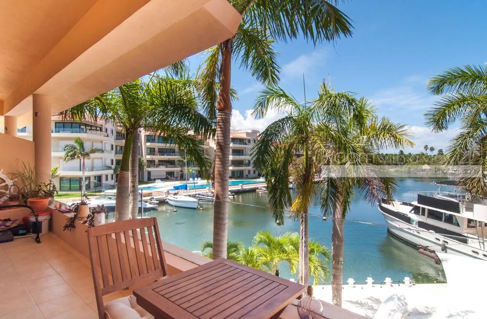 1-Bedroom Marina-View Condo with Balcony in Puerto Aventuras