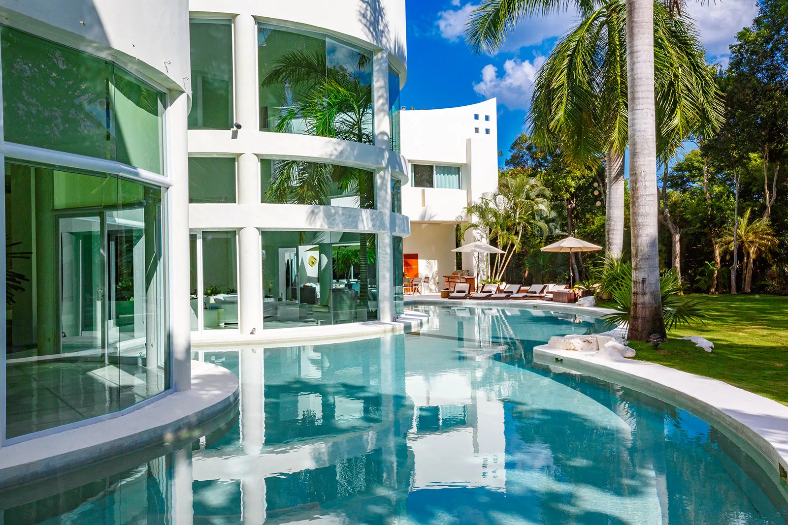 Luxury Villa with Private Pool and Squash Court near Playa del Carmen Beach