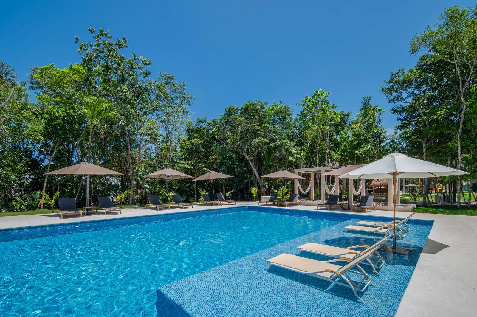 PH Apartment with 2 Bedrooms, Private Roof Garden & 30+ Amenities in Puerto Morelos