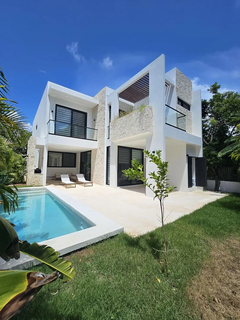 4-Bedroom Luxury Villa with Private Pool and Floor-to-Ceiling Windows in Tulum Country Club