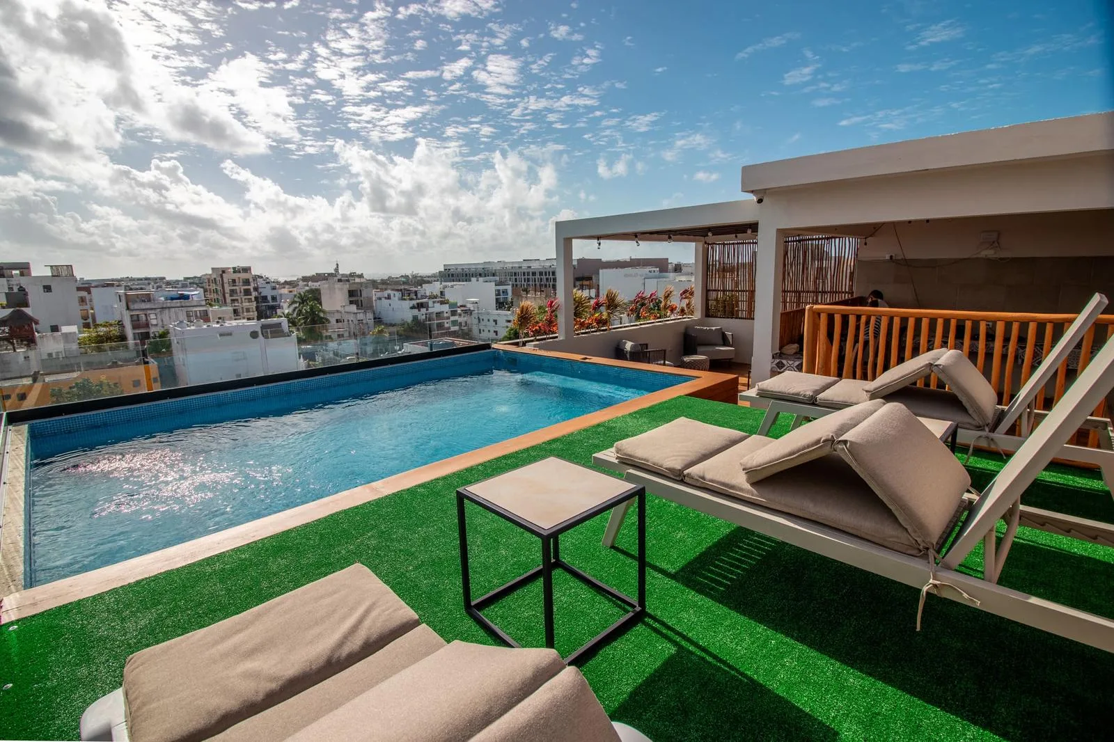 Furnished One-Bedroom Apartment Near the Beach and Quinta Avenida with Rooftop Pool