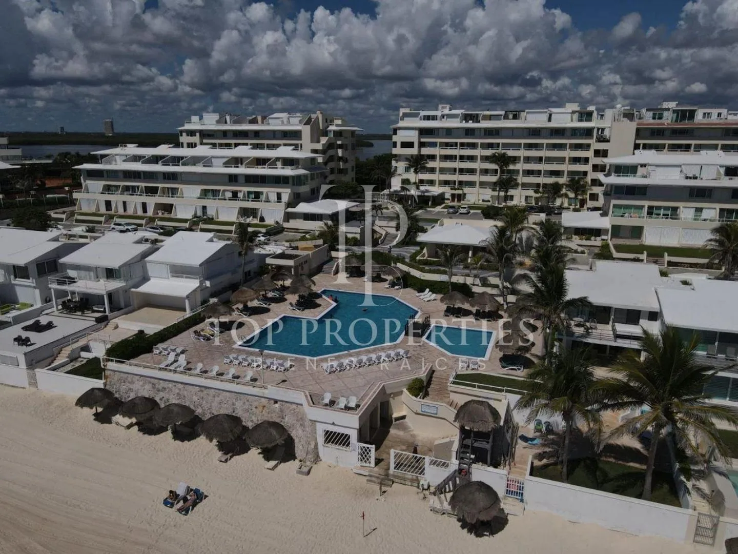 Furnished 1-Bedroom Oceanfront Apartment with Pool in Cancún's Hotel Zone