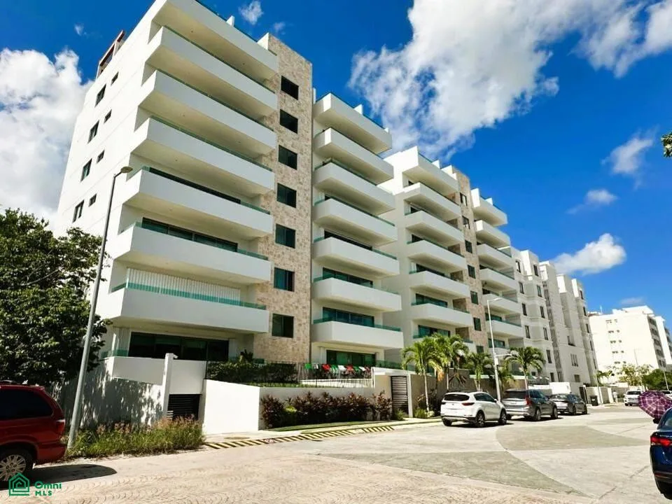 Two-Story Penthouse with Private Rooftop Jacuzzi in Cascades, Alfredo V. Bonfil