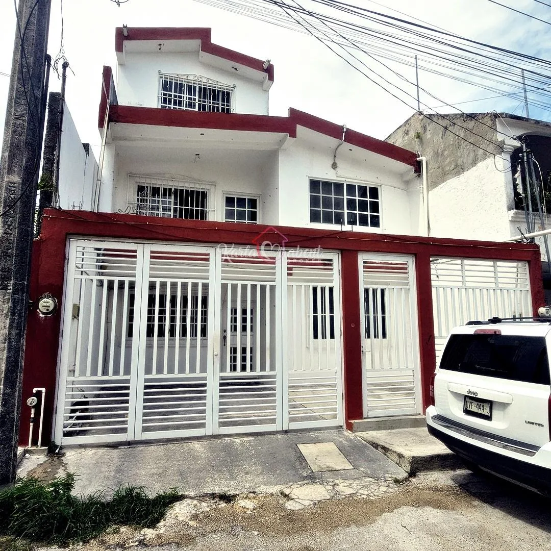 Three-Level House with Six Bedrooms, Covered Terrace in Supermanzana 94, Cancún