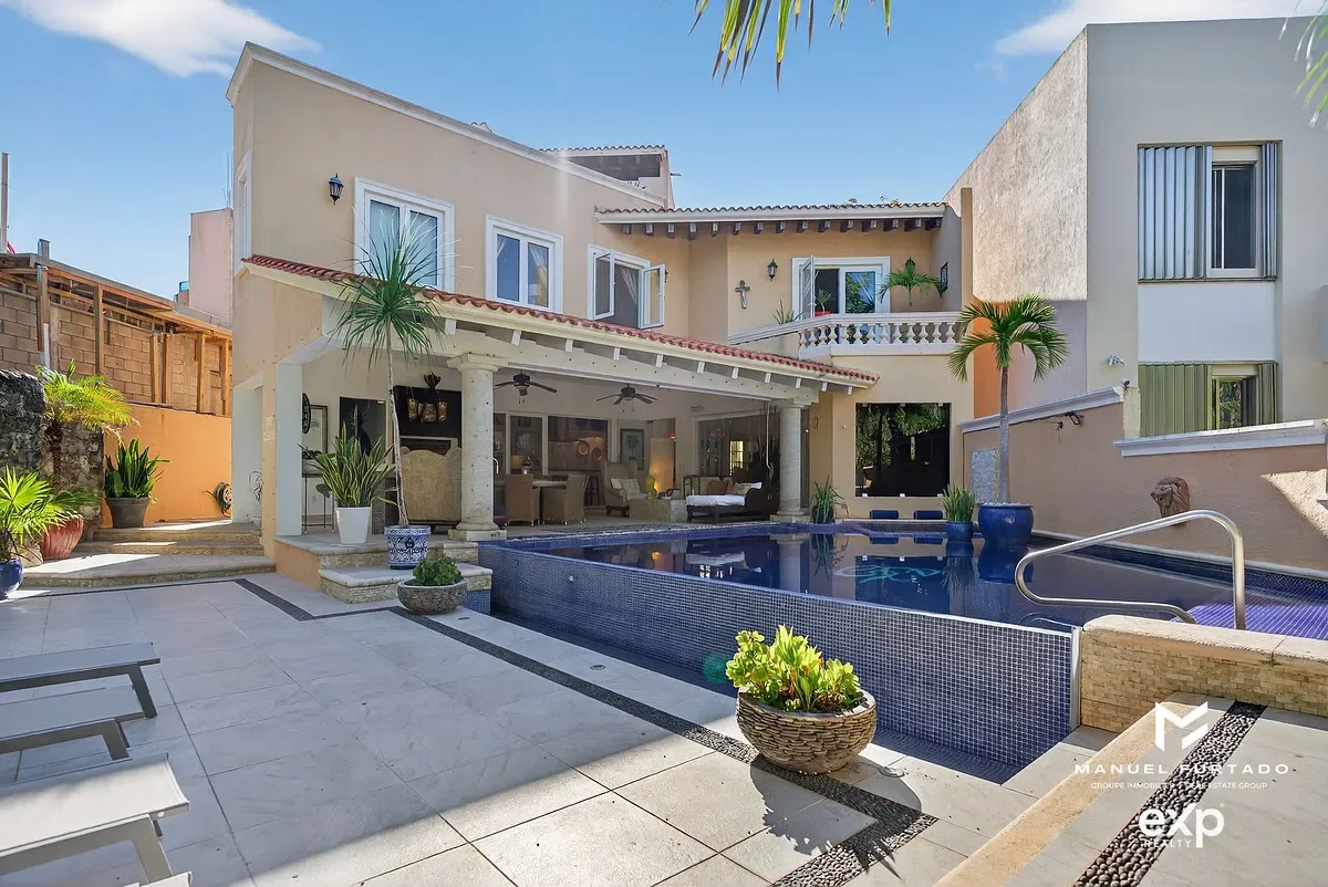 Three-Bedroom Villa with Golf Course Views and Private Pool in Puerto Aventuras