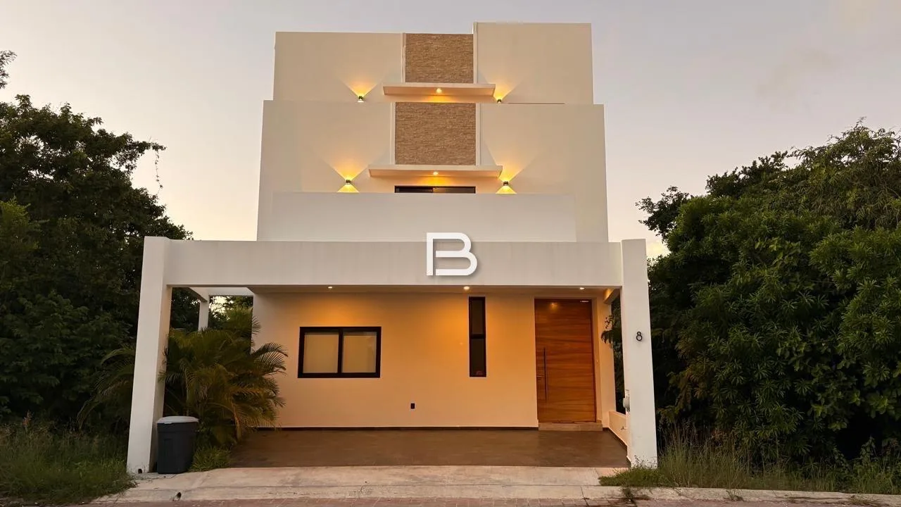 4-5 Bedroom House with Private Pool and Lake View in Residencial Río Cancún
