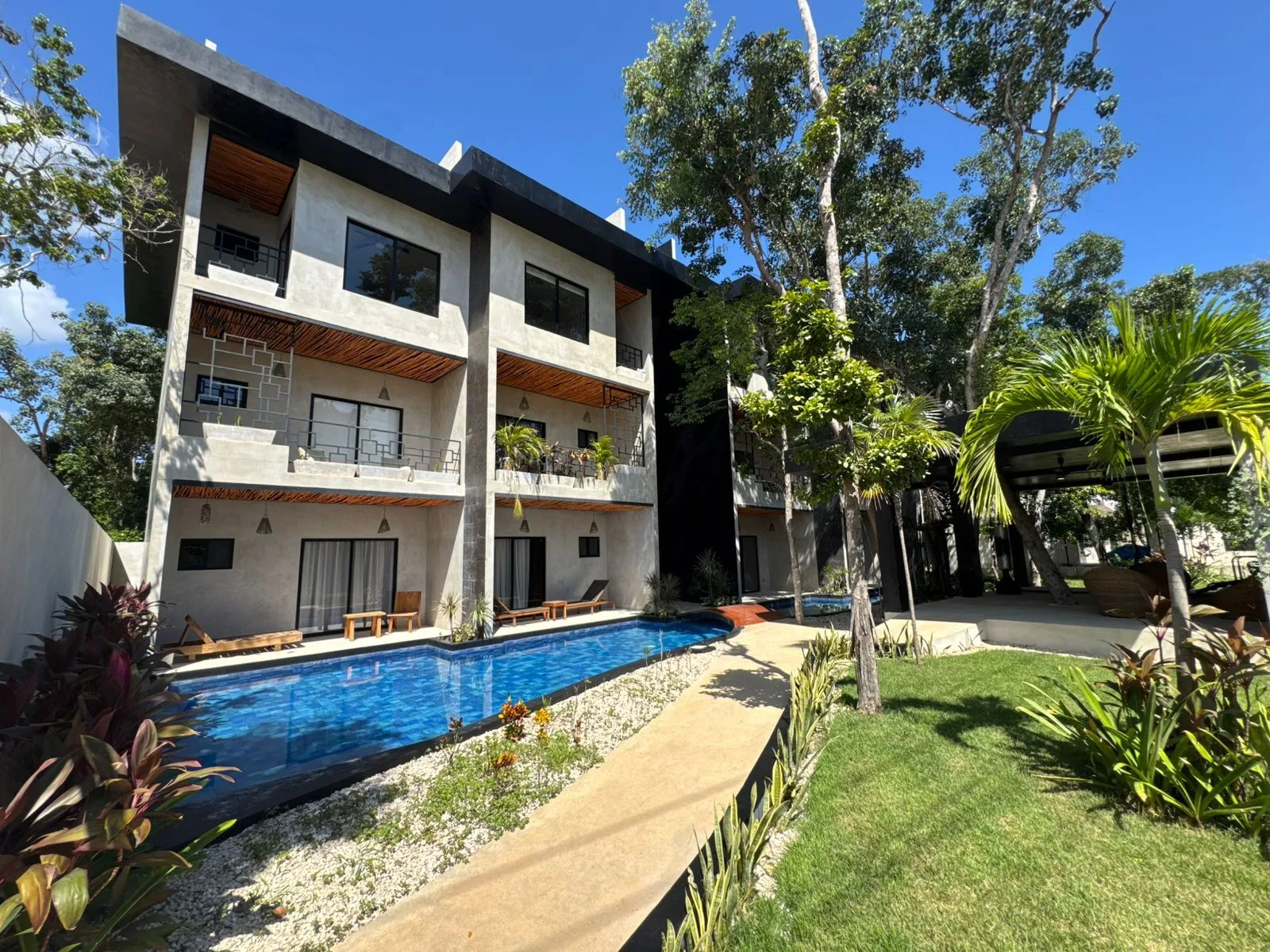 Modern 1-Bedroom Penthouse with Private Rooftop and Pool near Holistika & Beach