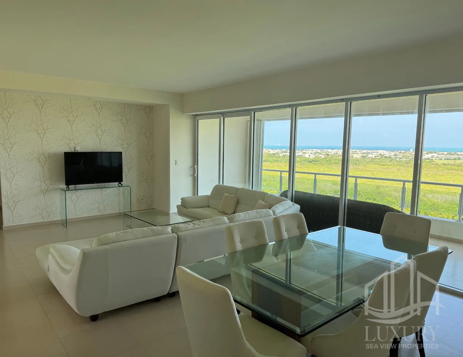 Furnished Three-Bedroom Apartment with Golf Course and Sea Views in Puerto Cancun