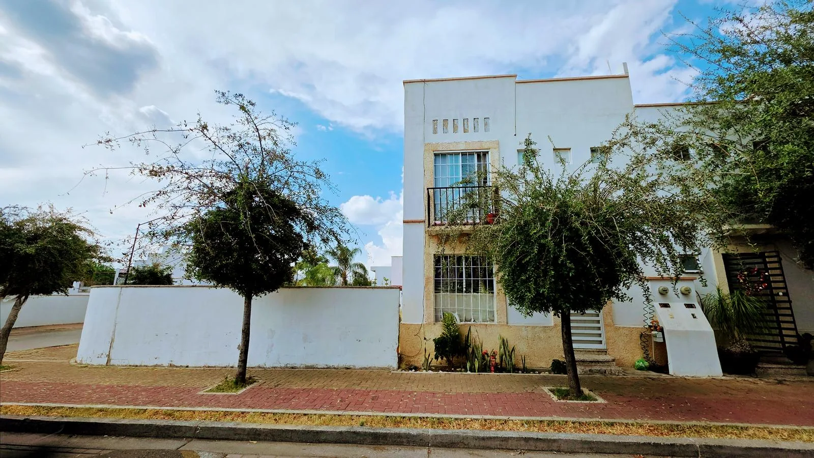 Spacious Corner Lot House with 3 Bedrooms and Covered Social Terrace in El Dorado, León