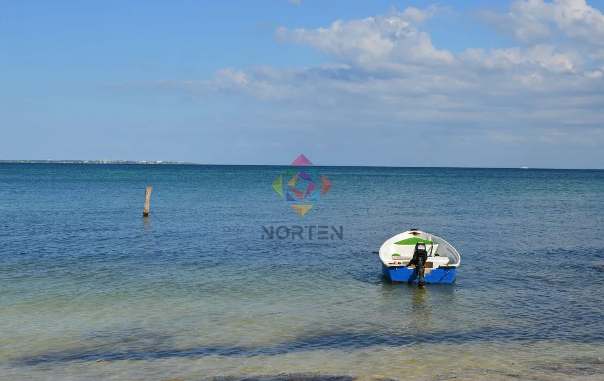 Beachfront Two-Bedroom Apartment with Pool and Views in Puerto Juárez–Punta Sam