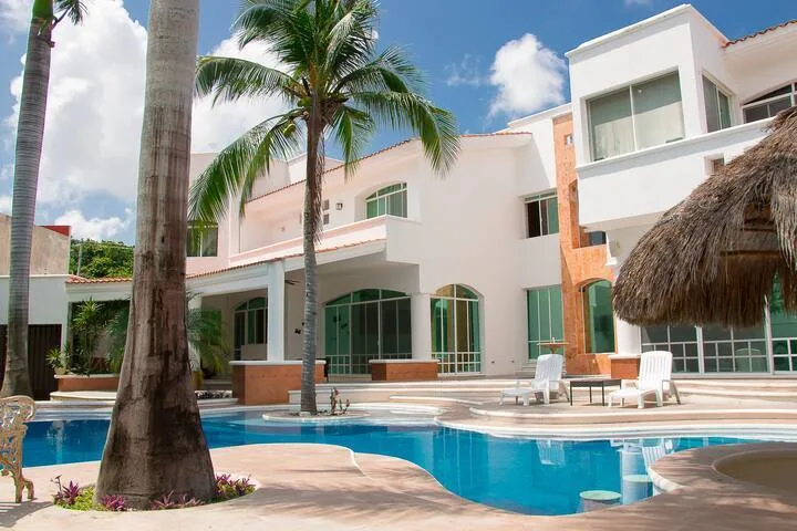 750 m² Villa with 5 Bedrooms, Private Pool, and Tropical Gardens in Cancún