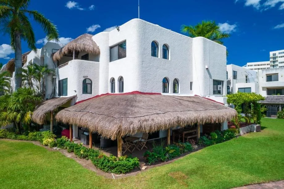 Luxury Lakefront House in Cancun's Hotel Zone with Private Dock