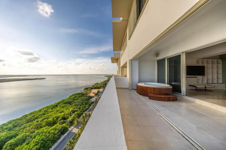 Luxury 3-Bedroom Apartment in Cancun's Hotel Zone with Beach Access and Resort Amenities