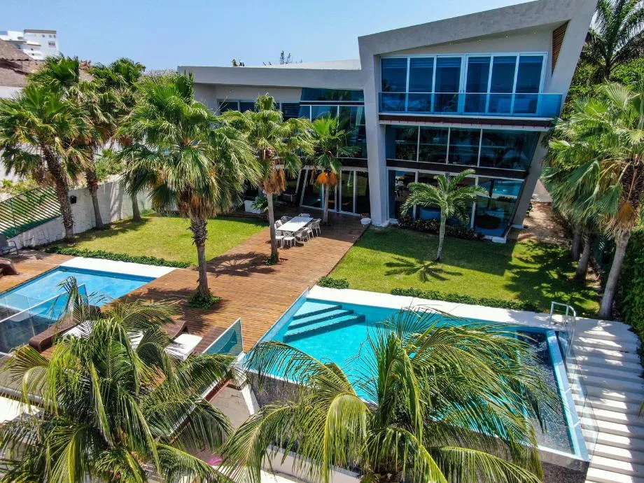 Beachfront Villa with 5 Bedrooms, Ocean Views, and Extensive Amenities