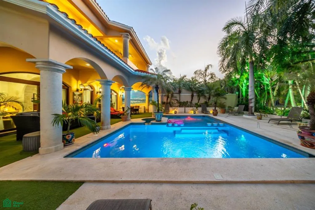 6-Bedroom Villa with Golf-Front Setting and Artisan Craftsmanship in Puerto Aventuras