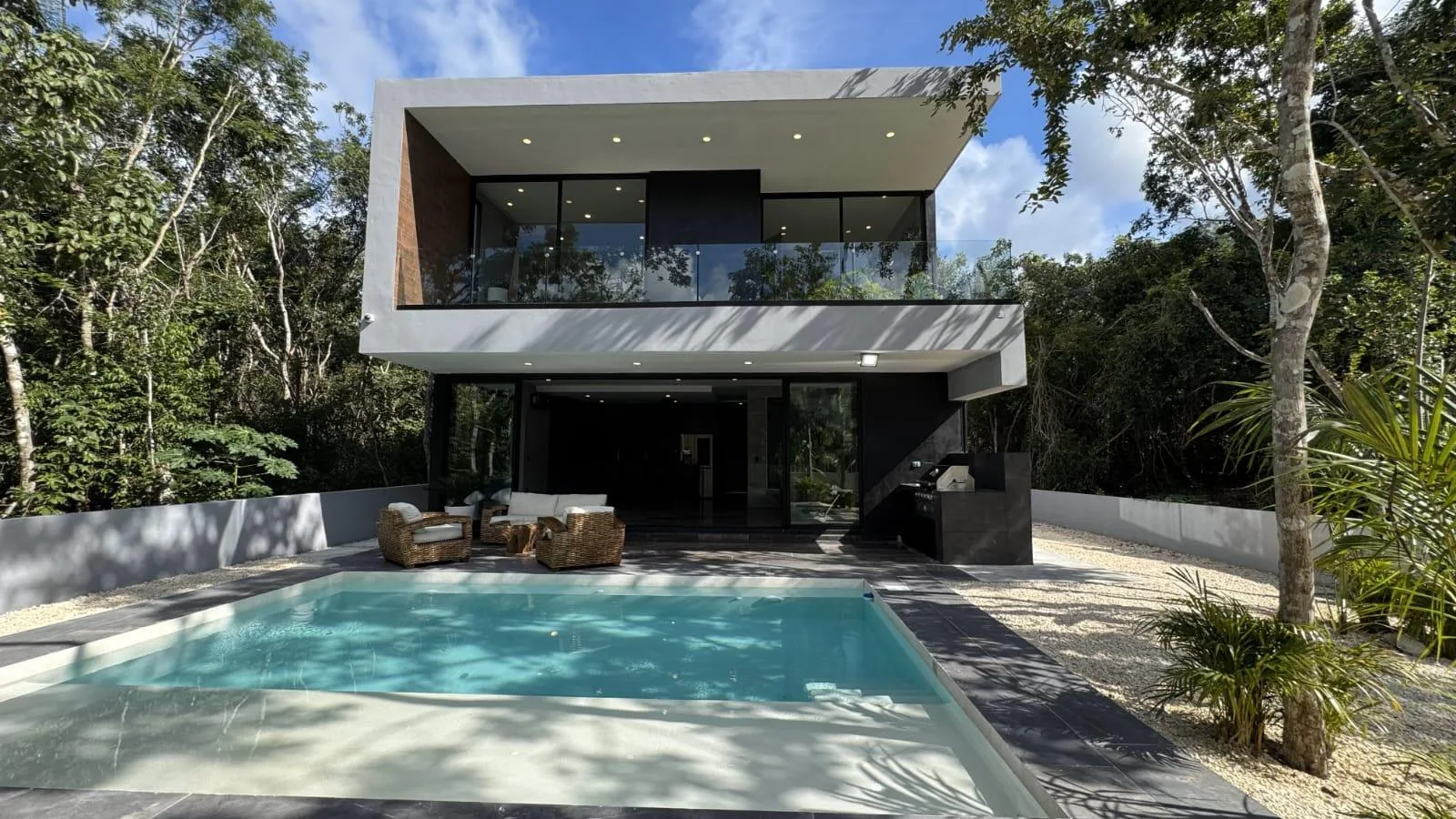 4-Bedroom Modern House with Pool and Private Beach Club Access in Xpu-Ha