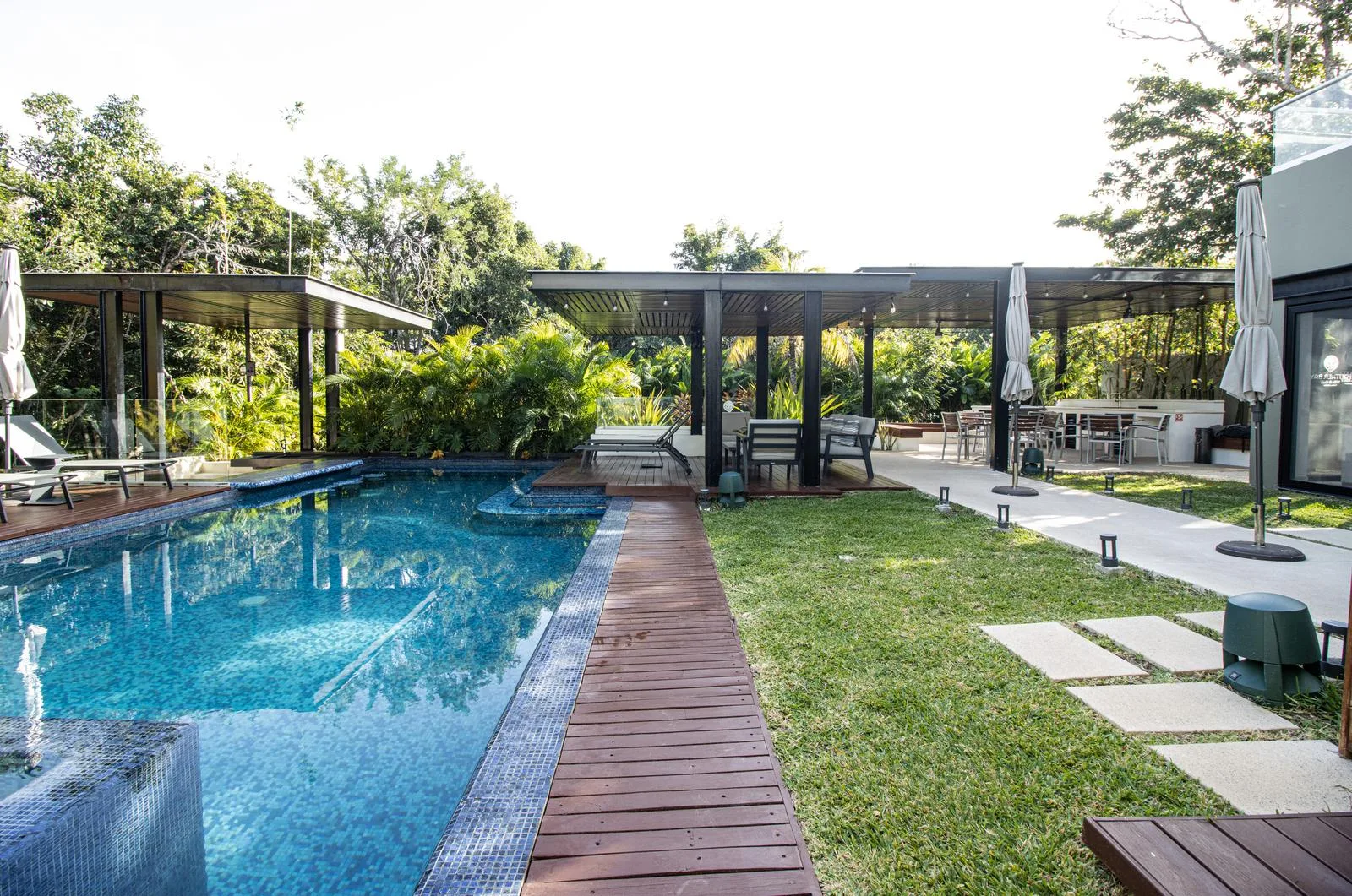 Villa with 7 Furnished Apartments, Pool & Jacuzzi in Tulum Country Club