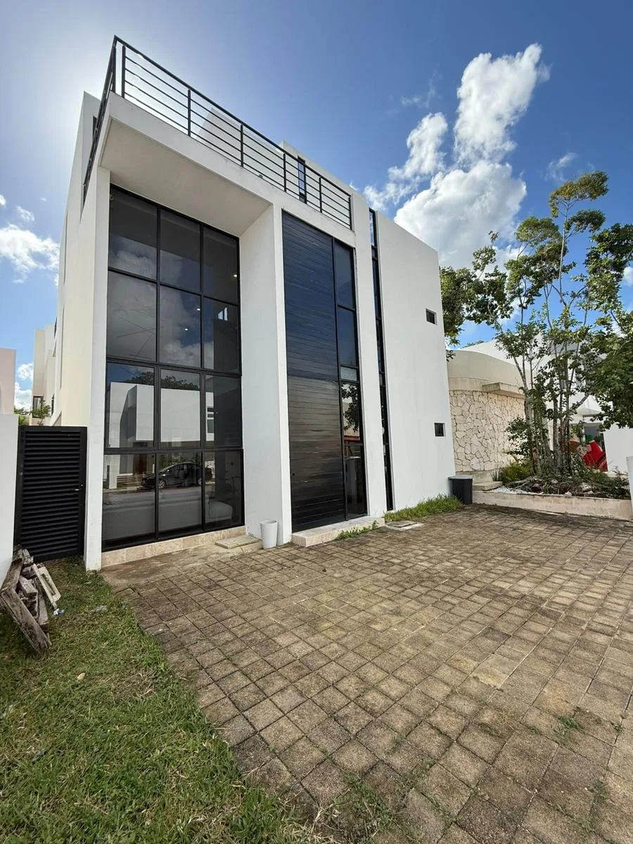 Five-Bedroom Home with Pool and Terraces in Via Cumbres, Cancun