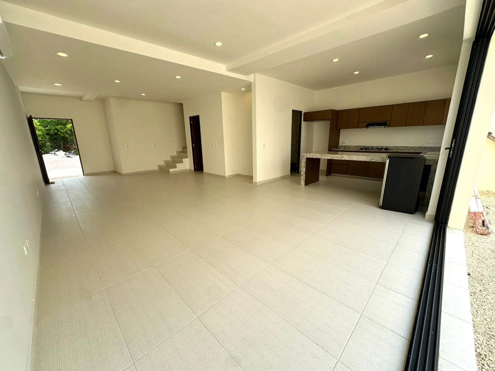 Modern 3-Bedroom Home with Private Amenities in Cancún's Río Residencial