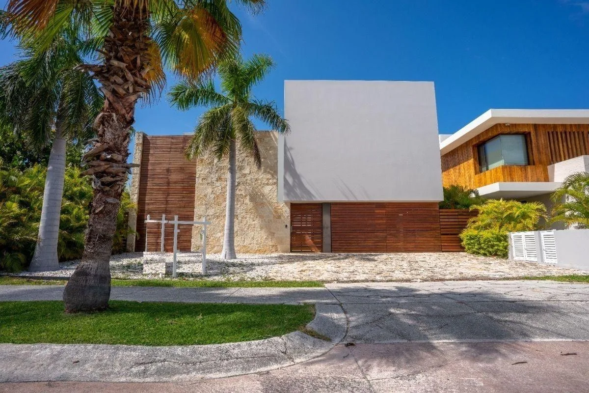 Luxury 4-Bedroom House with Infinity Pool and Private Dock in Puerto Cancun