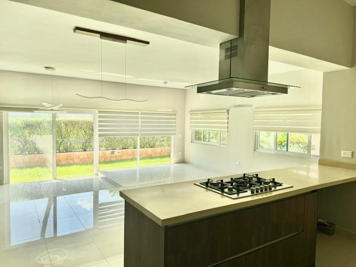 Modern 4-Bedroom Home with Private Garden and Office in Isla Dorada