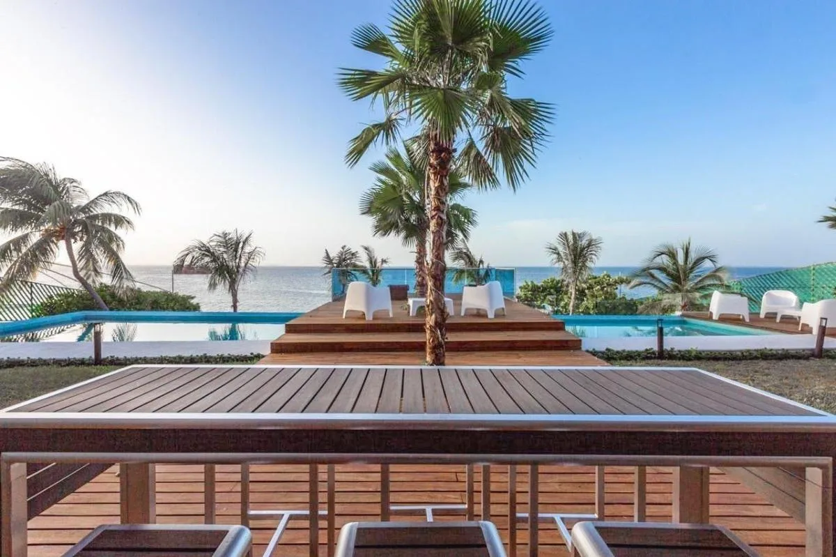 Luxury House with 5 Bedrooms, High-End Finishes, and Extensive Amenities