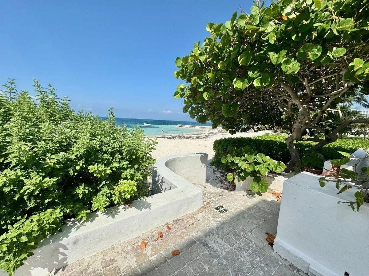 3-Bedroom House with Direct Beach Access in the Hotel Zone