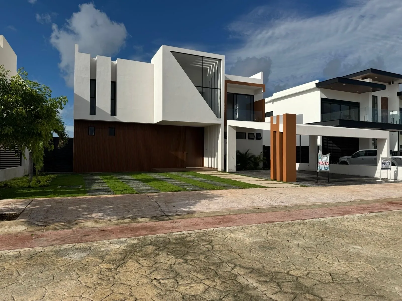 4-Bedroom Residence with Panoramic Lake Views and Pool in Lagos del Sol