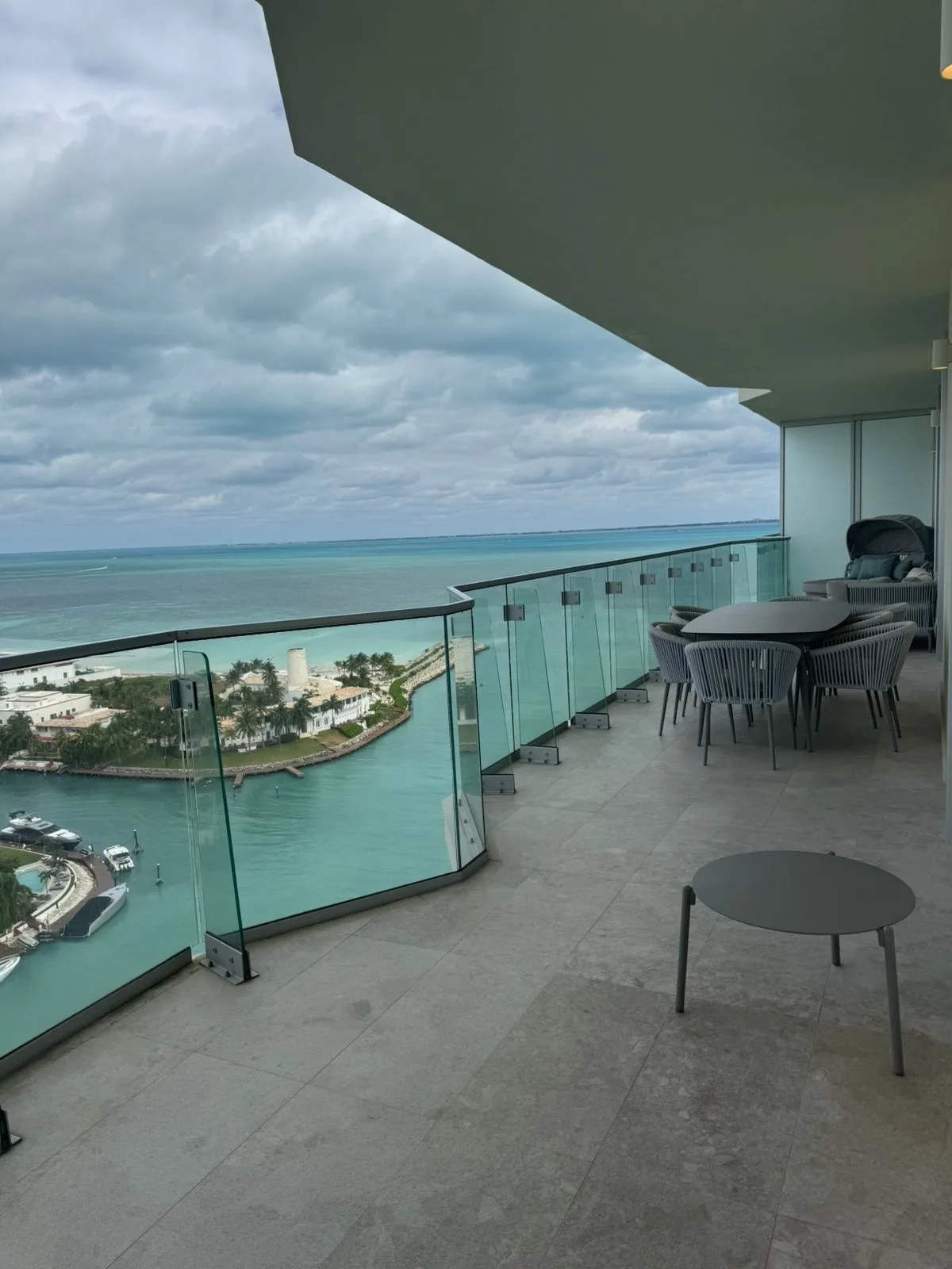 17th-Floor Four-Bedroom Residence with Sea View and Luxury Amenities in Harbour Area