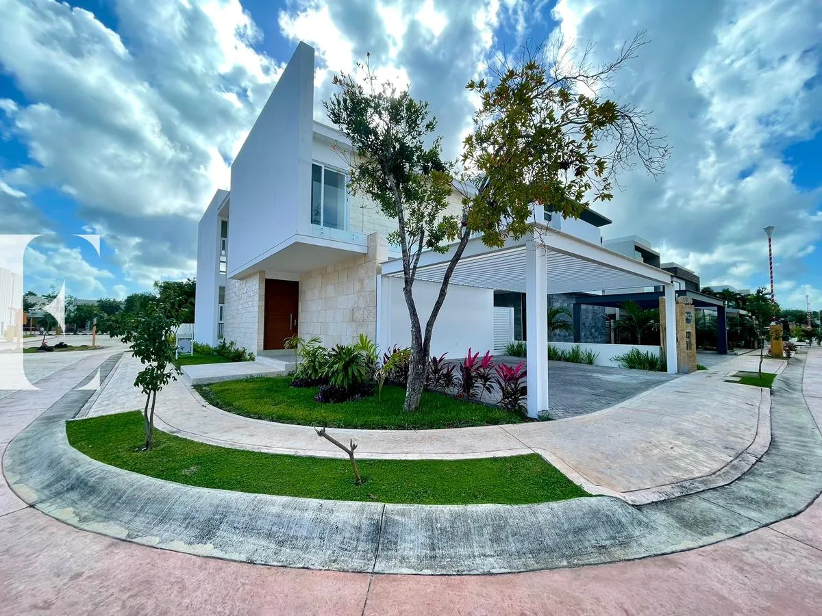 4-Bedroom House with Swimming Pool and Lake Views in Lagos del Sol, Cancun