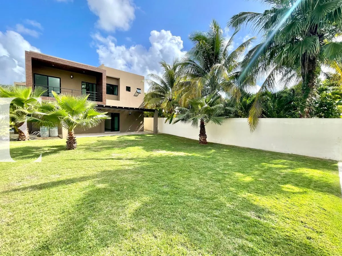 5-Bedroom Residence with Double-Height Living Room and Lake Views in Southern Cancún's Lagos del Sol