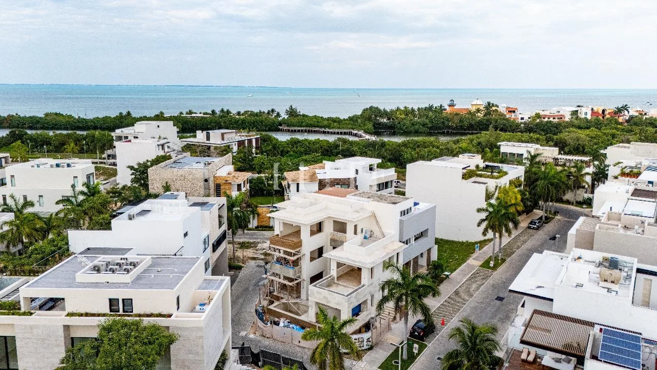 Luxury Home with Private Dock in Puerto Cancún: Multiple Bedrooms, High-End Finishes, and Marina Access