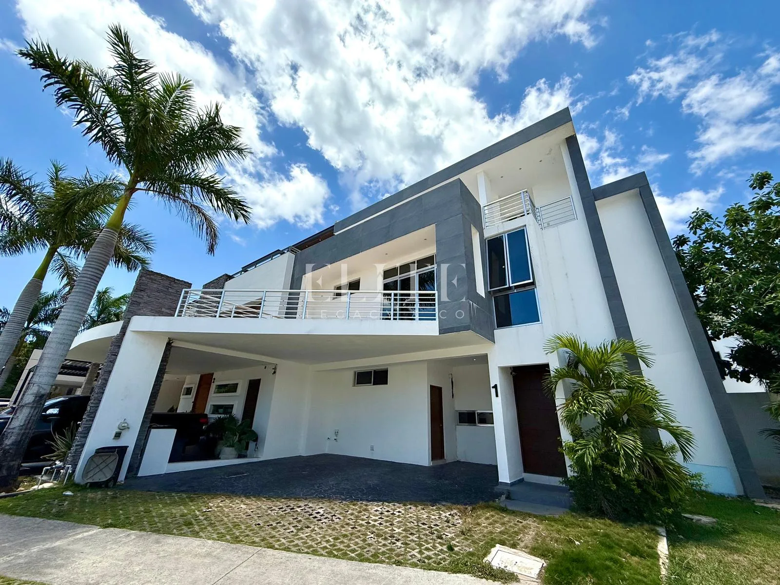 Modern Corner House with 5 Bedrooms, Pool, and Resort Amenities in Aqua Residencial, Cancún