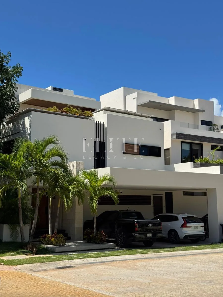 Modern 3-Bedroom Residence with Rooftop Jacuzzi and Solar Panels in Cancun's Aqua Residencial