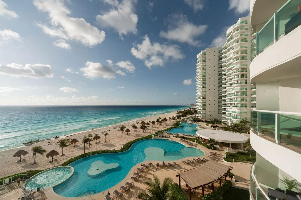 Sea-Facing Three-Bedroom Apartment with Jacuzzi Terrace in Cancún's Hotel Zone