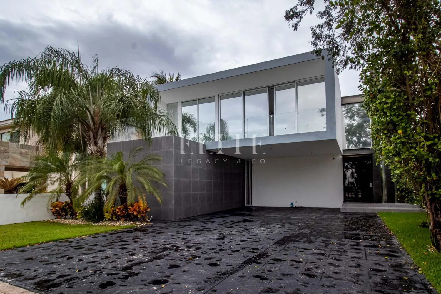 Modern Lakefront House with Sunset Views and Solar Panels in Lagos del Sol, Cancún
