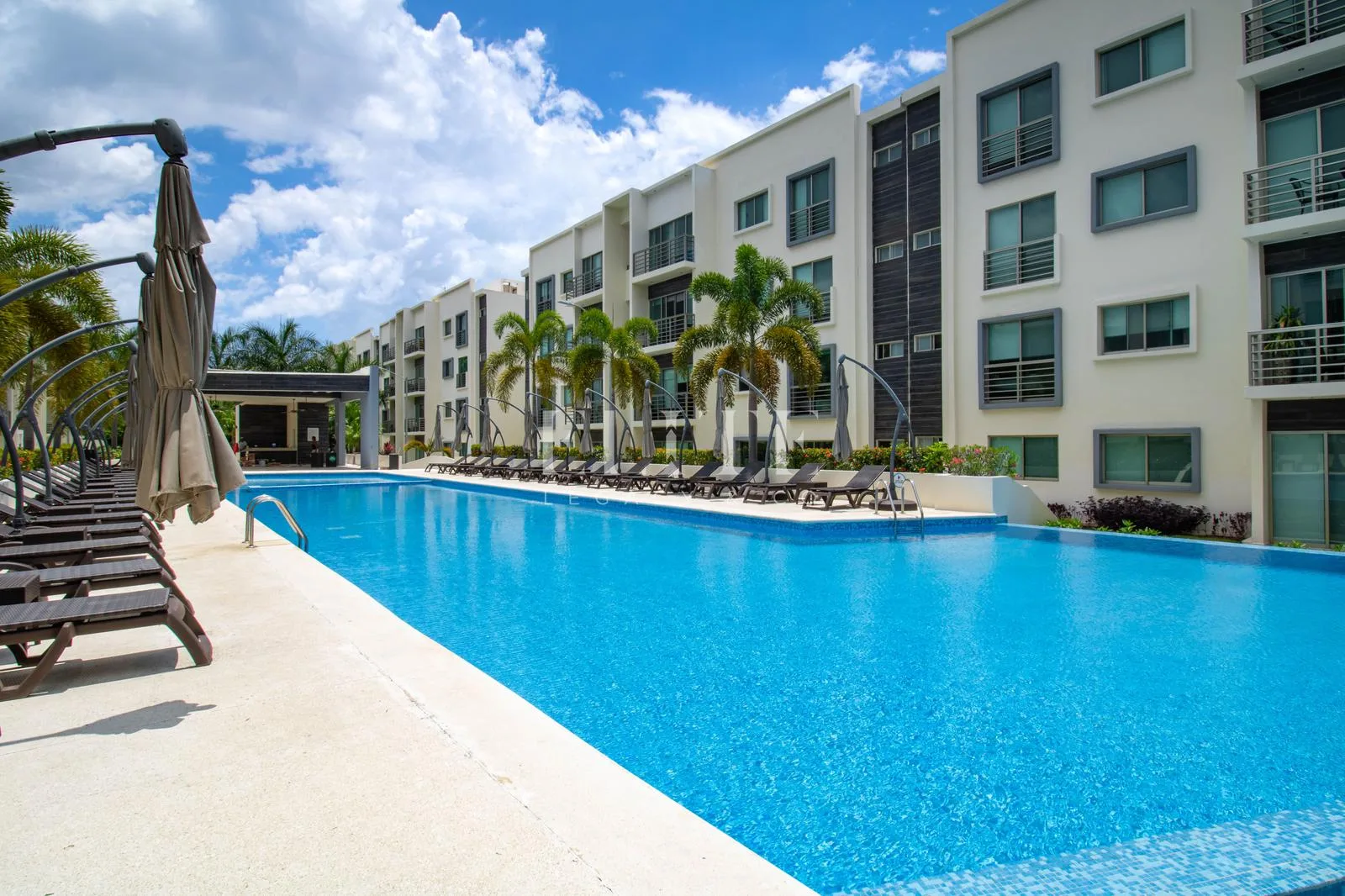 3-Bedroom Apartment with Balcony and Community Pool in Midtown B, Long Island, Cancún