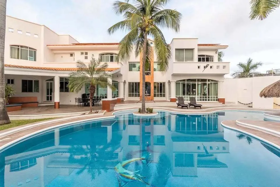 Mixed-Use Property with 5 Bedrooms, Pool, and Garden in Álamos II