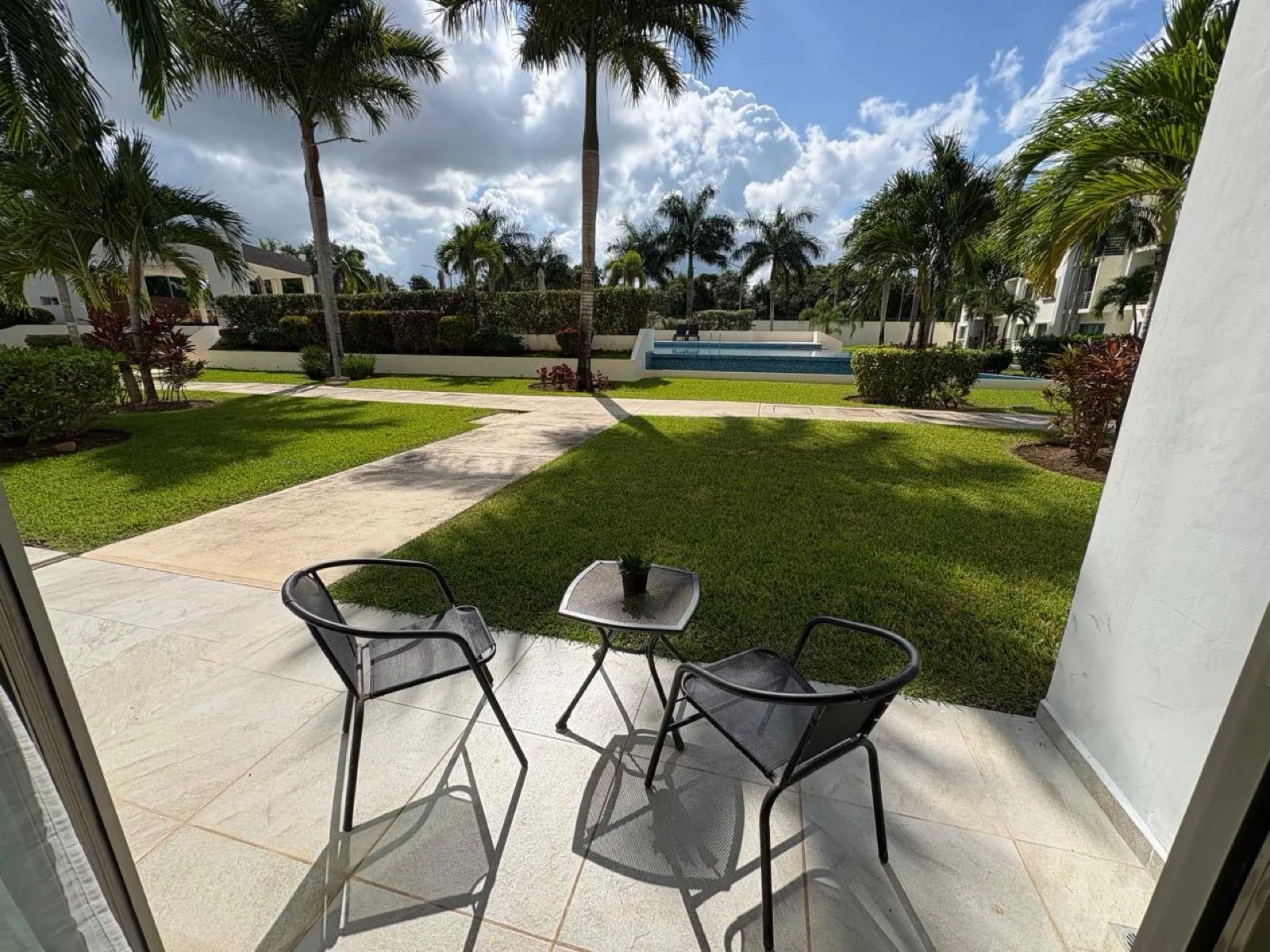 Ground-Floor Apartment with 2 Bedrooms, Pool, and Security in Av Huayacan