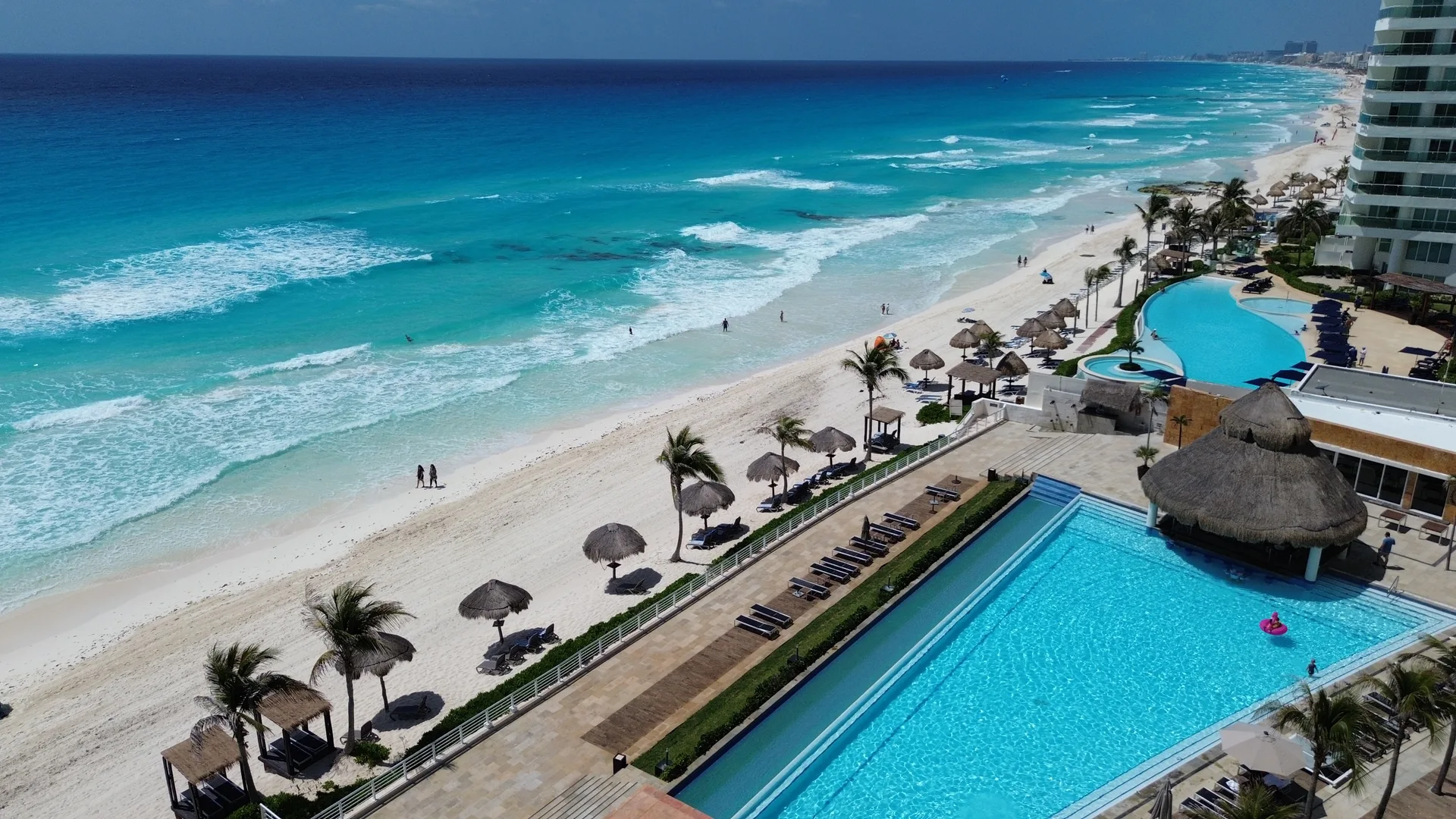 Two-Bedroom Apartment with Sea Views and Dual Terraces in Cancun's Hotel Zone