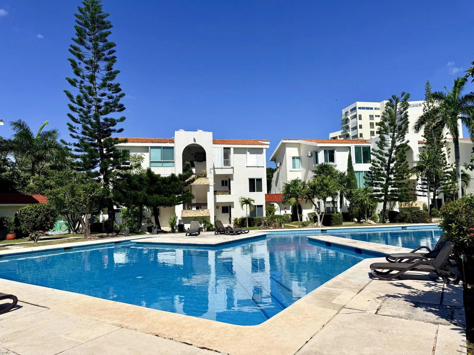 3-Bedroom Apartment with Pool & Lagoon Views and Direct Lagoon Access in Playa Linda, Zona Hotelera, Cancun
